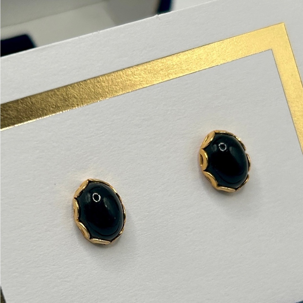 Vintage Elegant Black and 10k Gold Stud Earrings - Picture 3 of 10